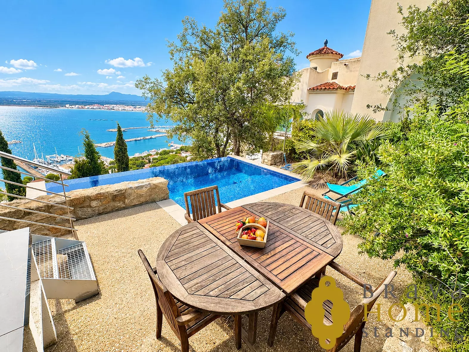 Casa en venda a Roses de 179 m² amb piscina desbordant i vistes al mar