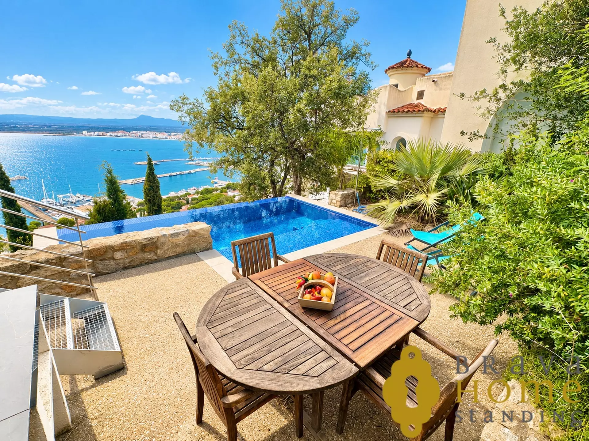 Beautiful house with swimming pool and sea views, in Roses