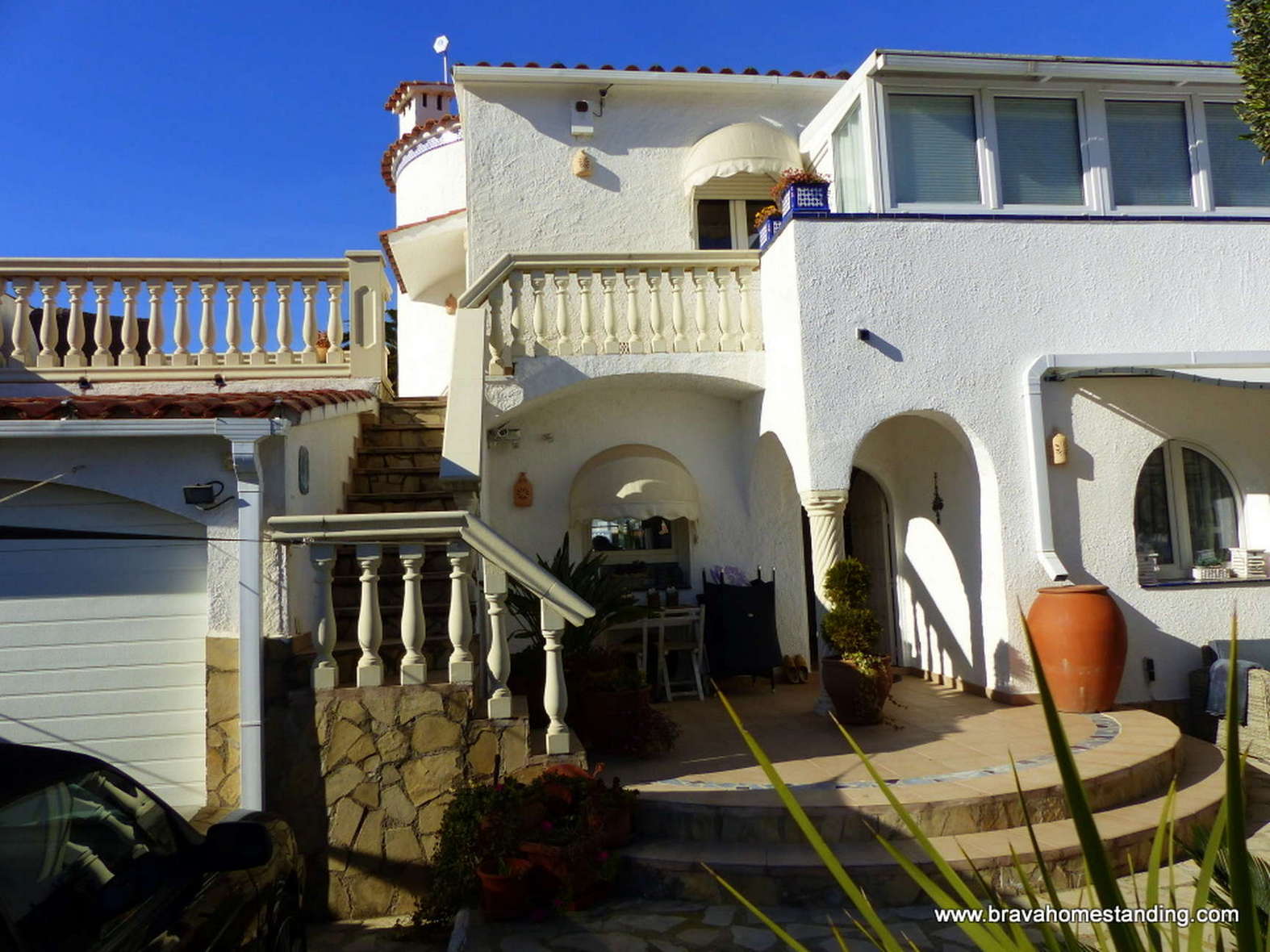 NICE VILLA IN BROAD CANAL FOR SALE IN EMPURIABRAVA