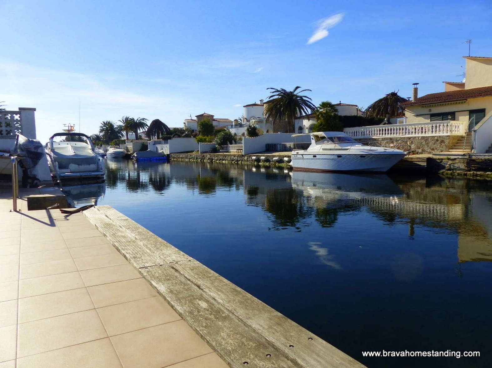 NICE VILLA IN BROAD CANAL FOR SALE IN EMPURIABRAVA