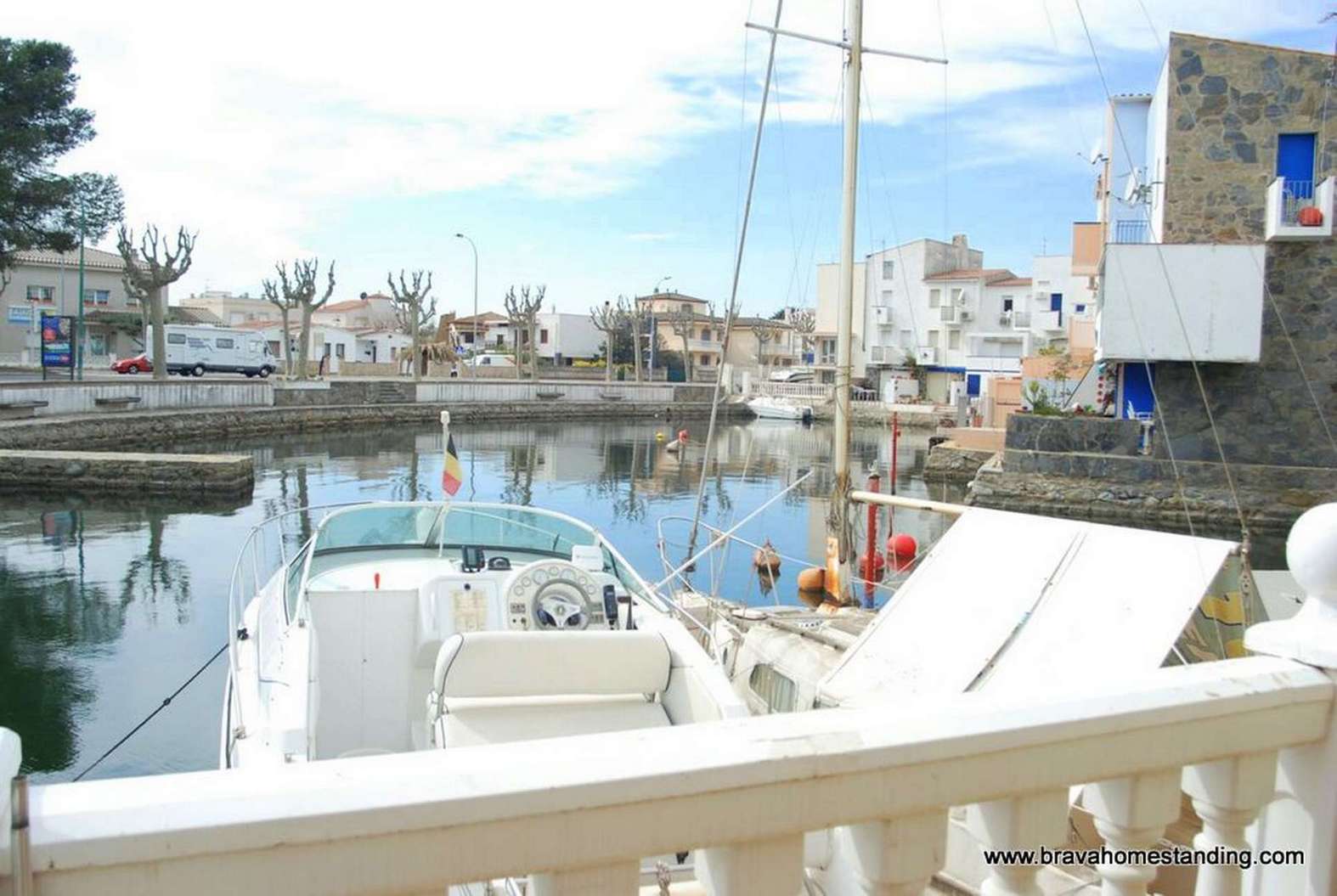 Bonica casa amb amarre en venda a Empuriabrava