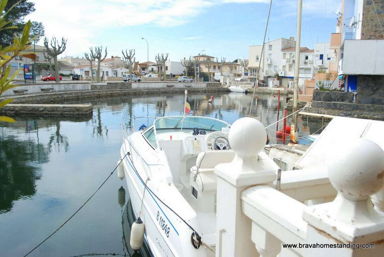 Bonica casa amb amarre en venda a Empuriabrava