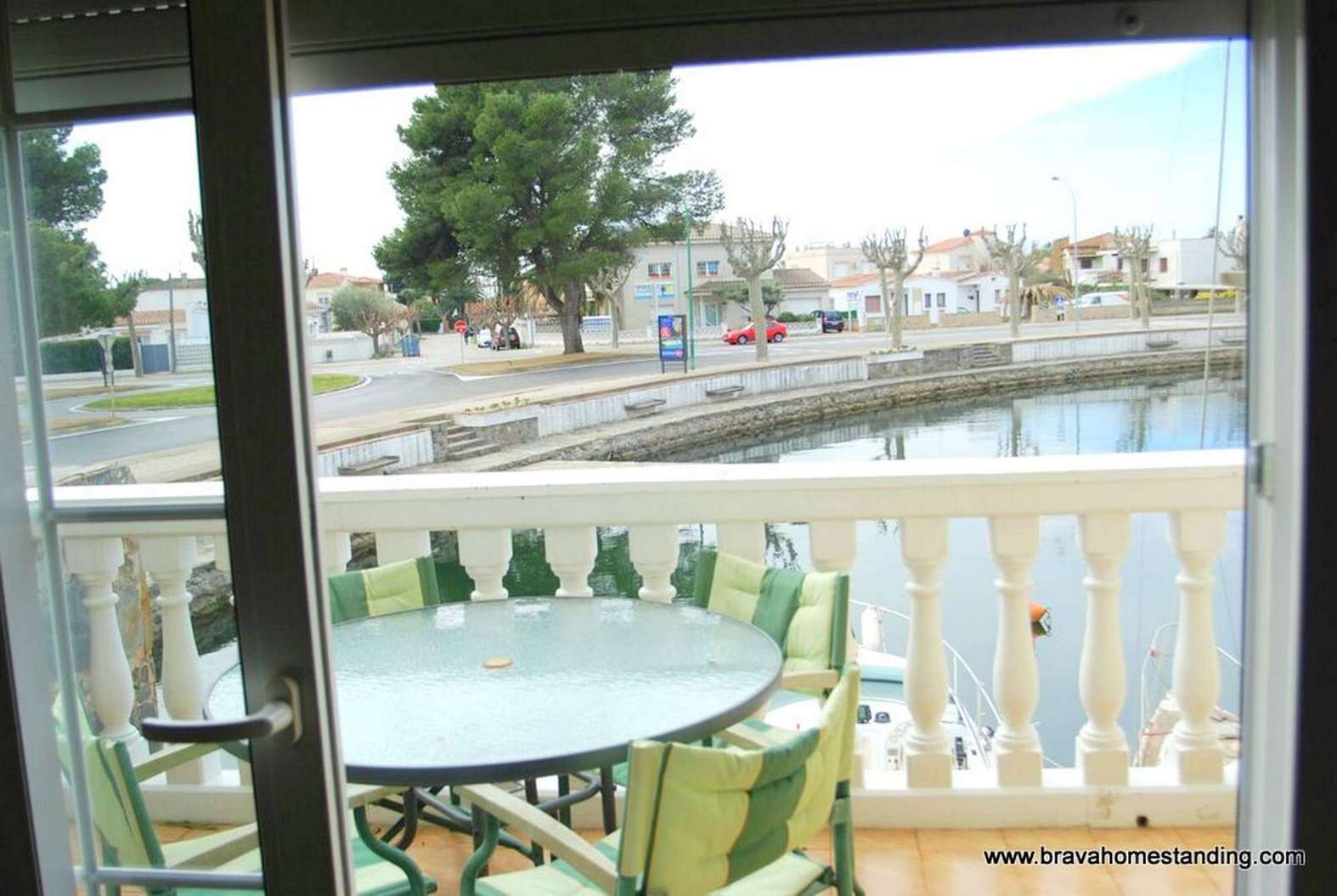 Bonica casa amb amarre en venda a Empuriabrava