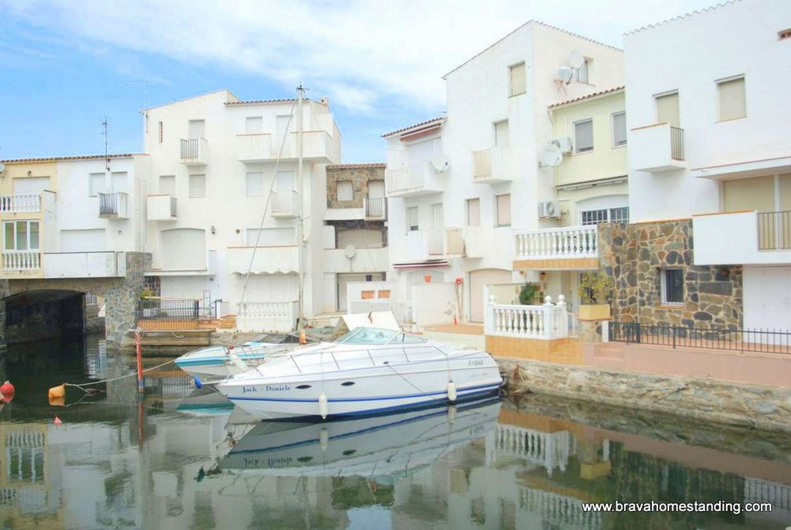 Bonica casa amb amarre en venda a Empuriabrava