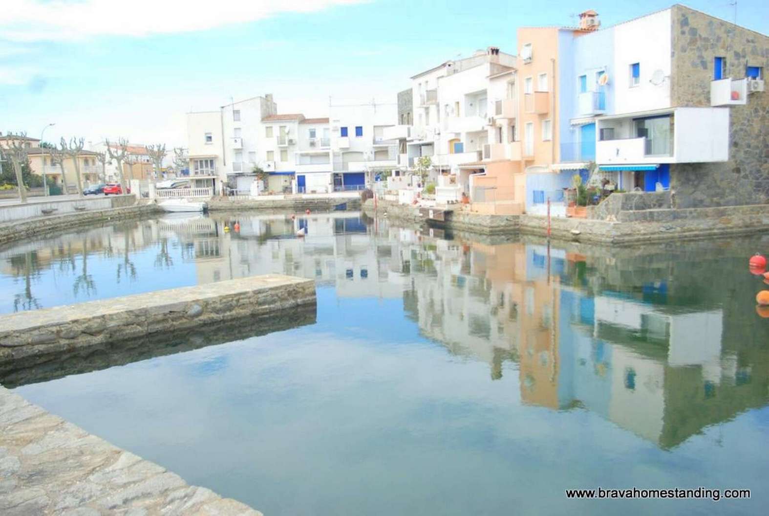Bonica casa amb amarre en venda a Empuriabrava