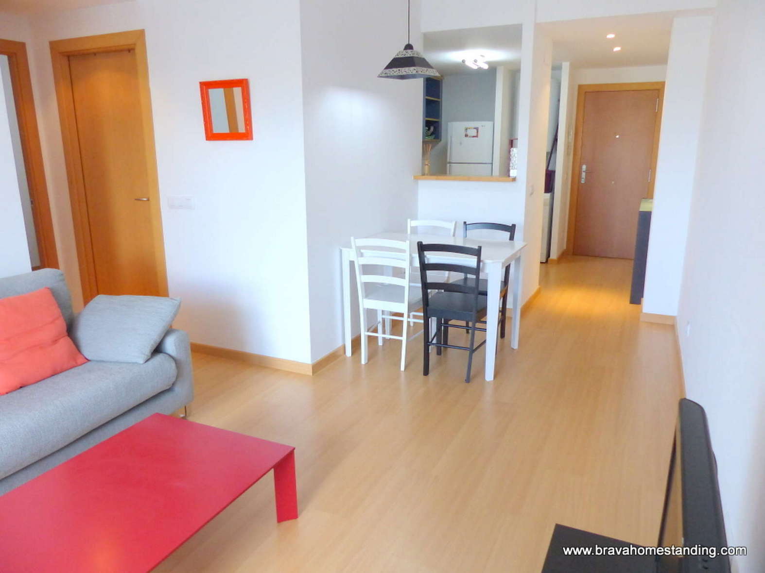 Bonito apartamento de 2 dormitorios con piscina comunitaria en venta en Rosas