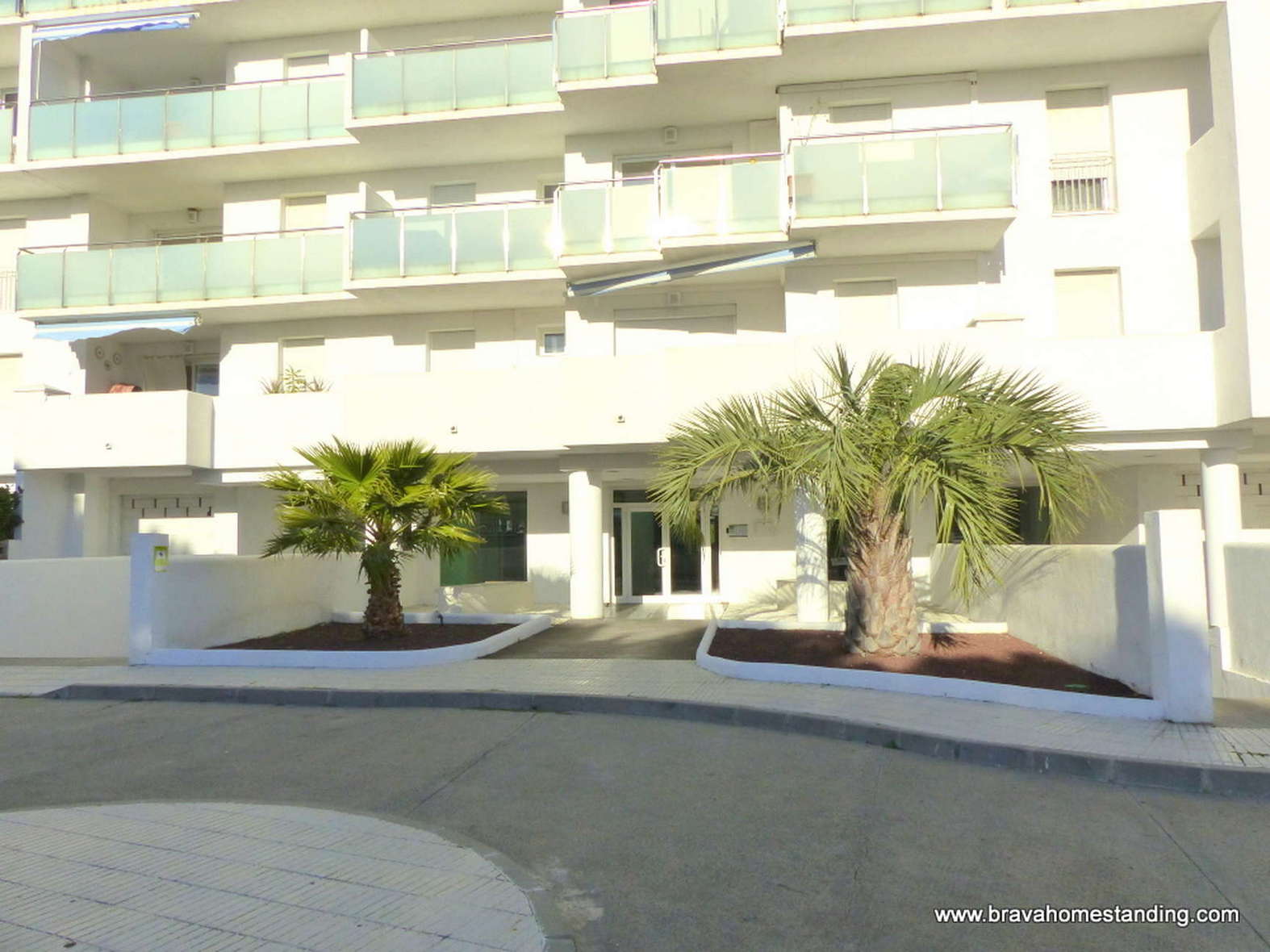NICE 2 BEDROOM APARTMENT WITH COMMUNITY POOL FOR SALE IN ROSAS