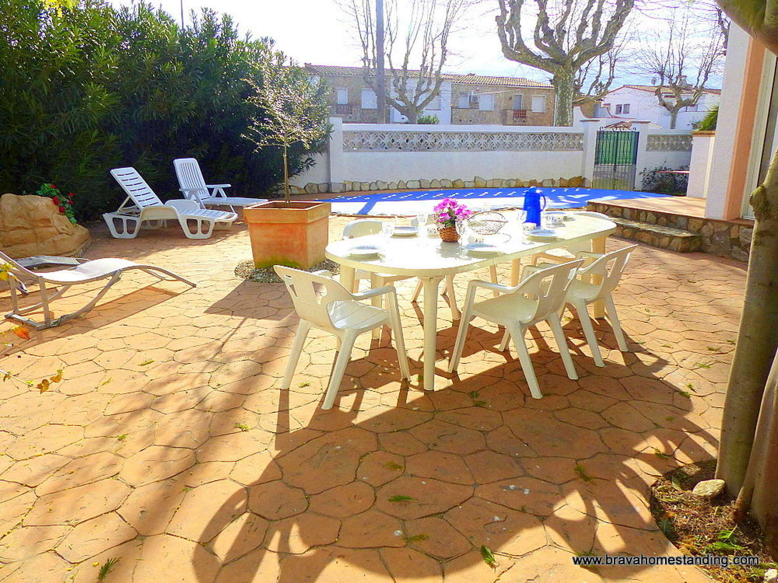 SUPERB VILLA WITH POOL FOR SALE IN EMPURIABRAVA