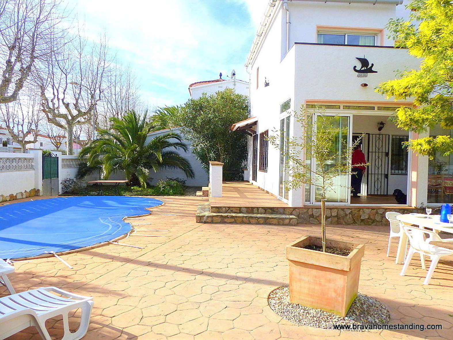 SUPERB VILLA WITH POOL FOR SALE IN EMPURIABRAVA
