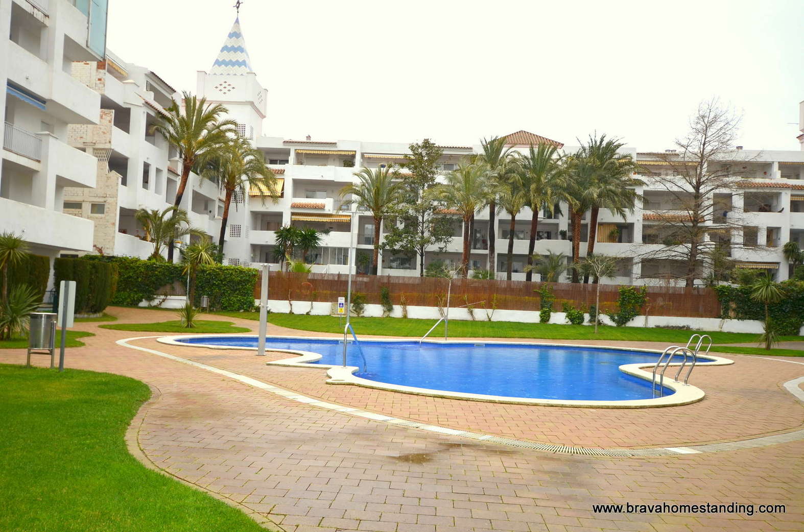 Bonito apartamento de 2 dormitorios con piscina comunitaria en venta en Rosas