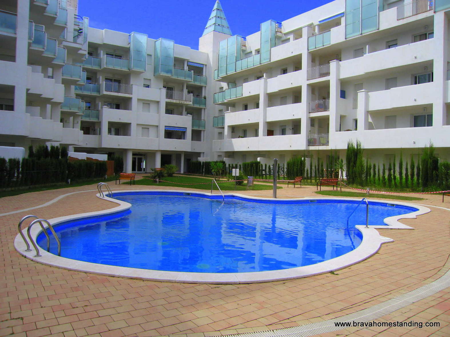 Penthouse with swimming pool and views over the canals for sale in Rosas Santa Margarita