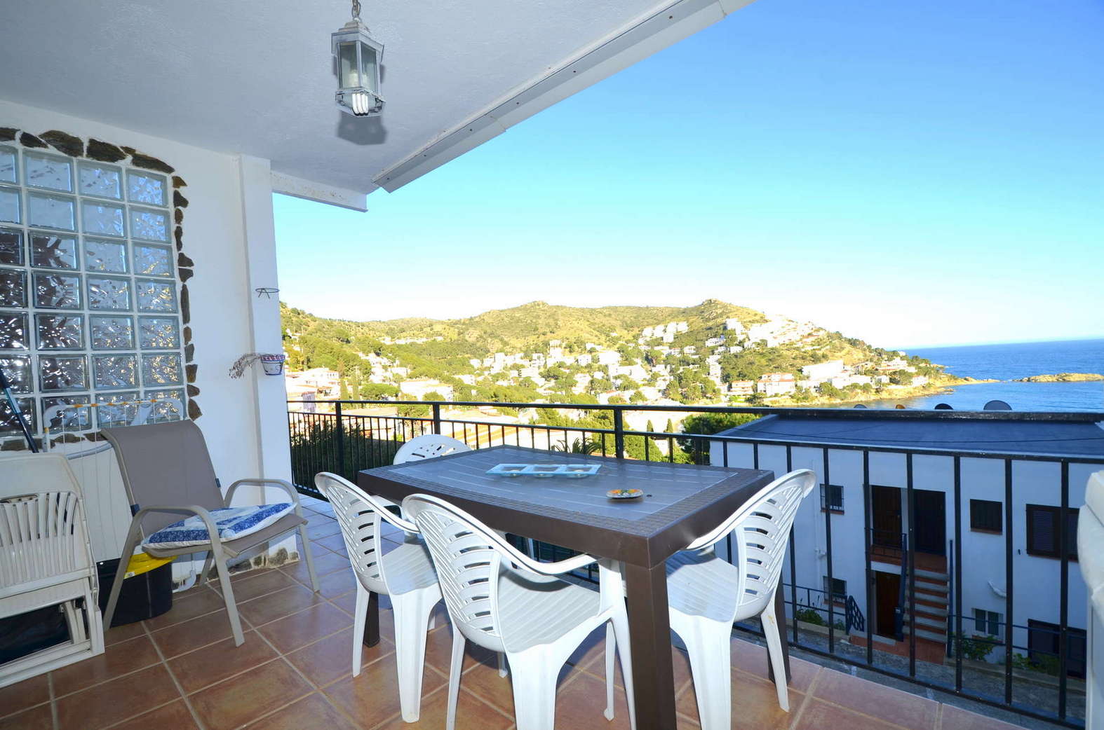 Beautiful apartment with splendid views of the sea for sale in Rosas Canyelles
