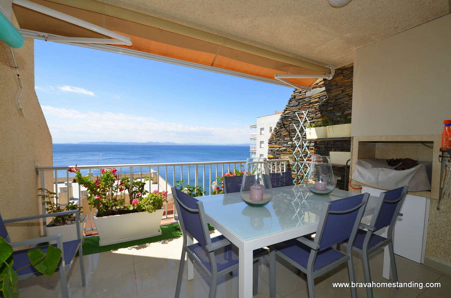 Hermoso apartamento con vista al mar y piscina en venta en Rosas