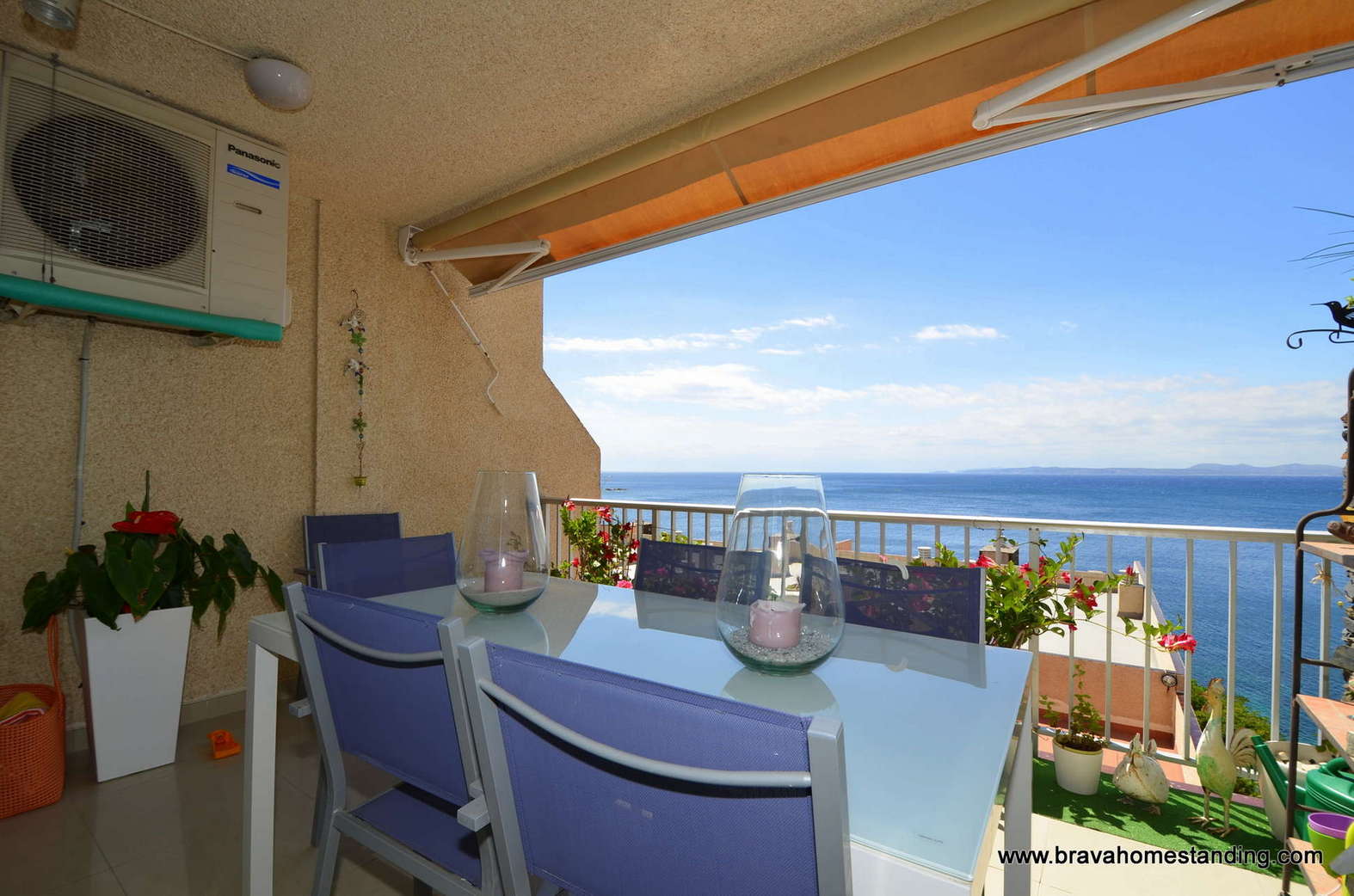 Bonic apartament amb vista al mar i piscina en venda a Roses