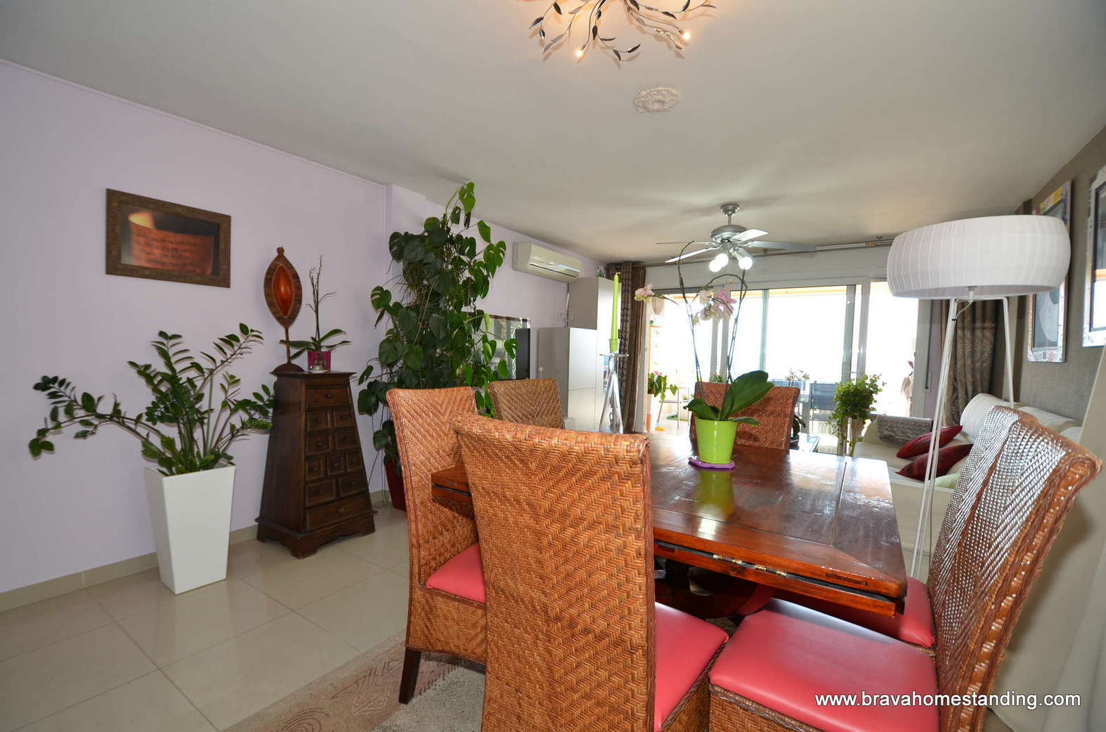 Beautiful apartment with sea view and pool for sale in Rosas