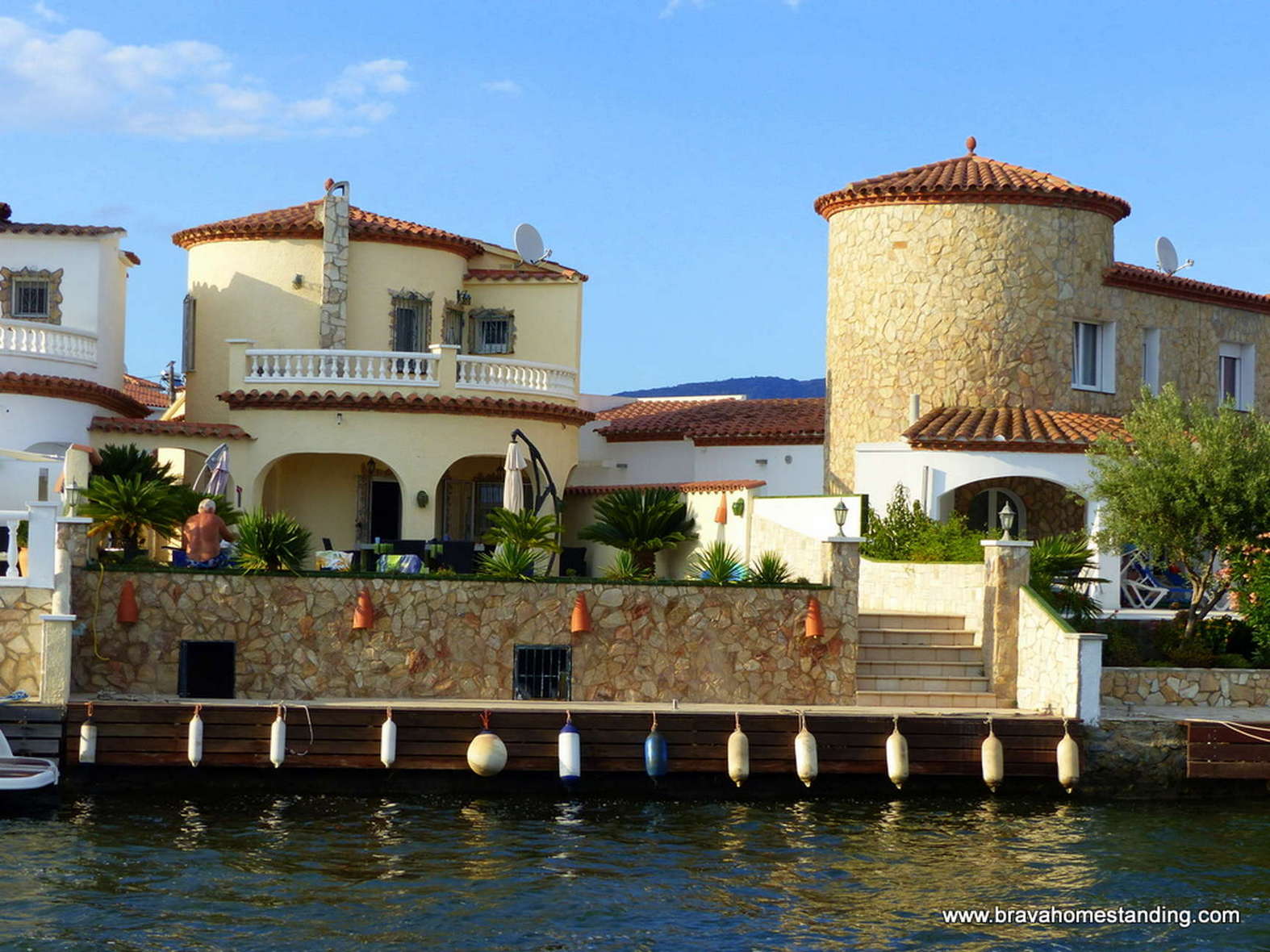 NICE VILLA ON THE MAIN CANAL FOR SALE IN EMPURIABRAVA