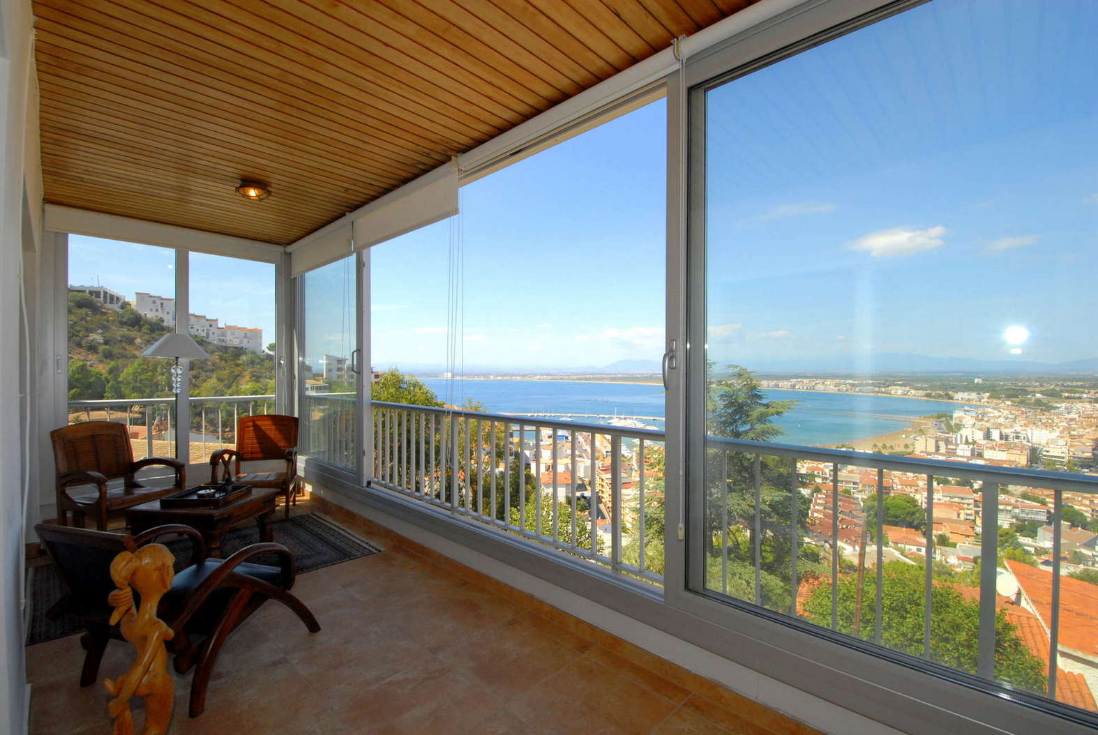Precioso apartamento con vistas al mar y garaje en venta en Rosas