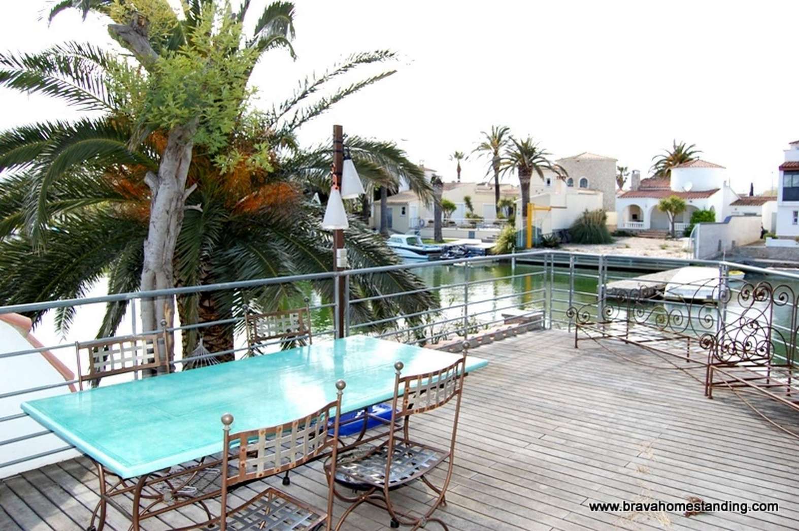 NICE HOUSE WITH MOORING FOR SALE IN EMPURIABRAVA