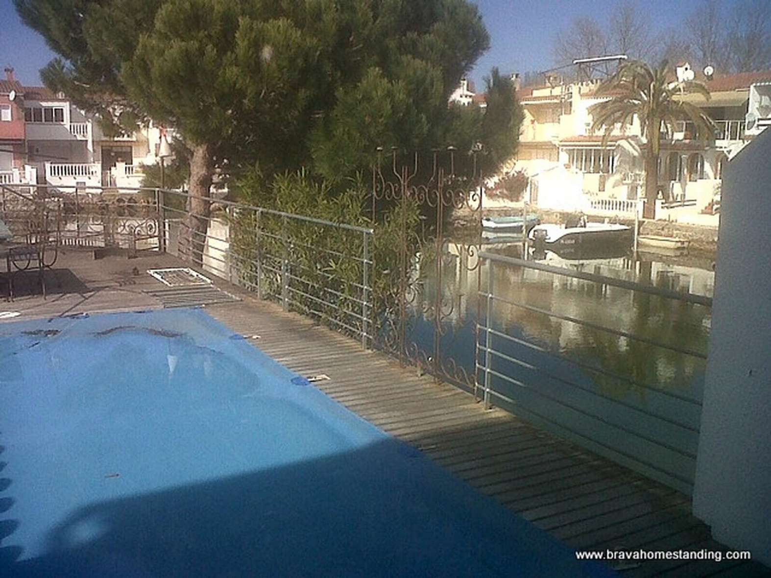 NICE HOUSE WITH MOORING FOR SALE IN EMPURIABRAVA