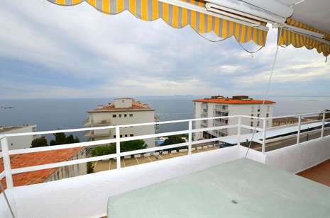 Bel appartement avec vue sur la mer et piscine à vendre à Rosas 
