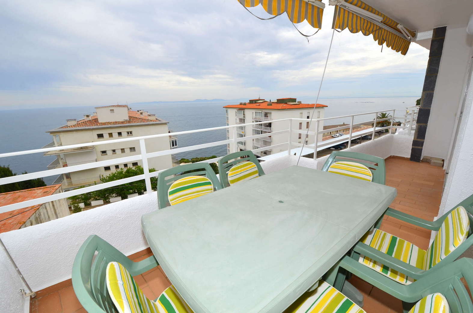 Bonic apartament amb vistes al mar i piscina en venda a Roses 