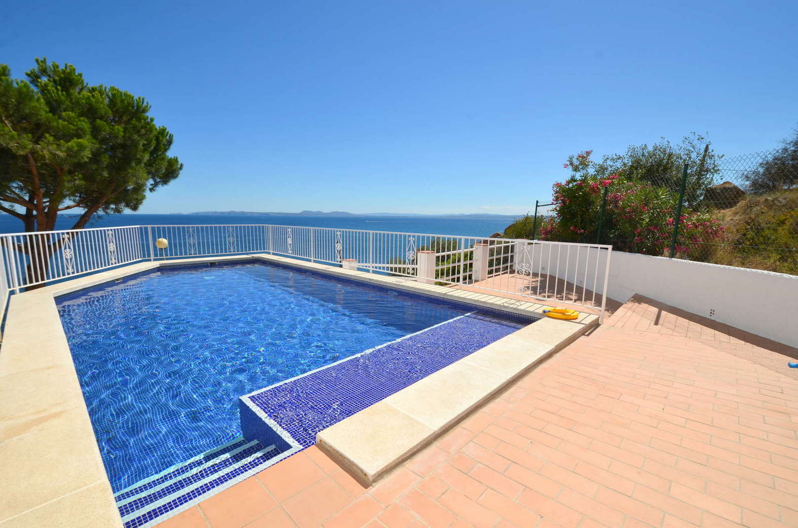 Beautiful appartment with sea view and swimming pool for sale in Rosas