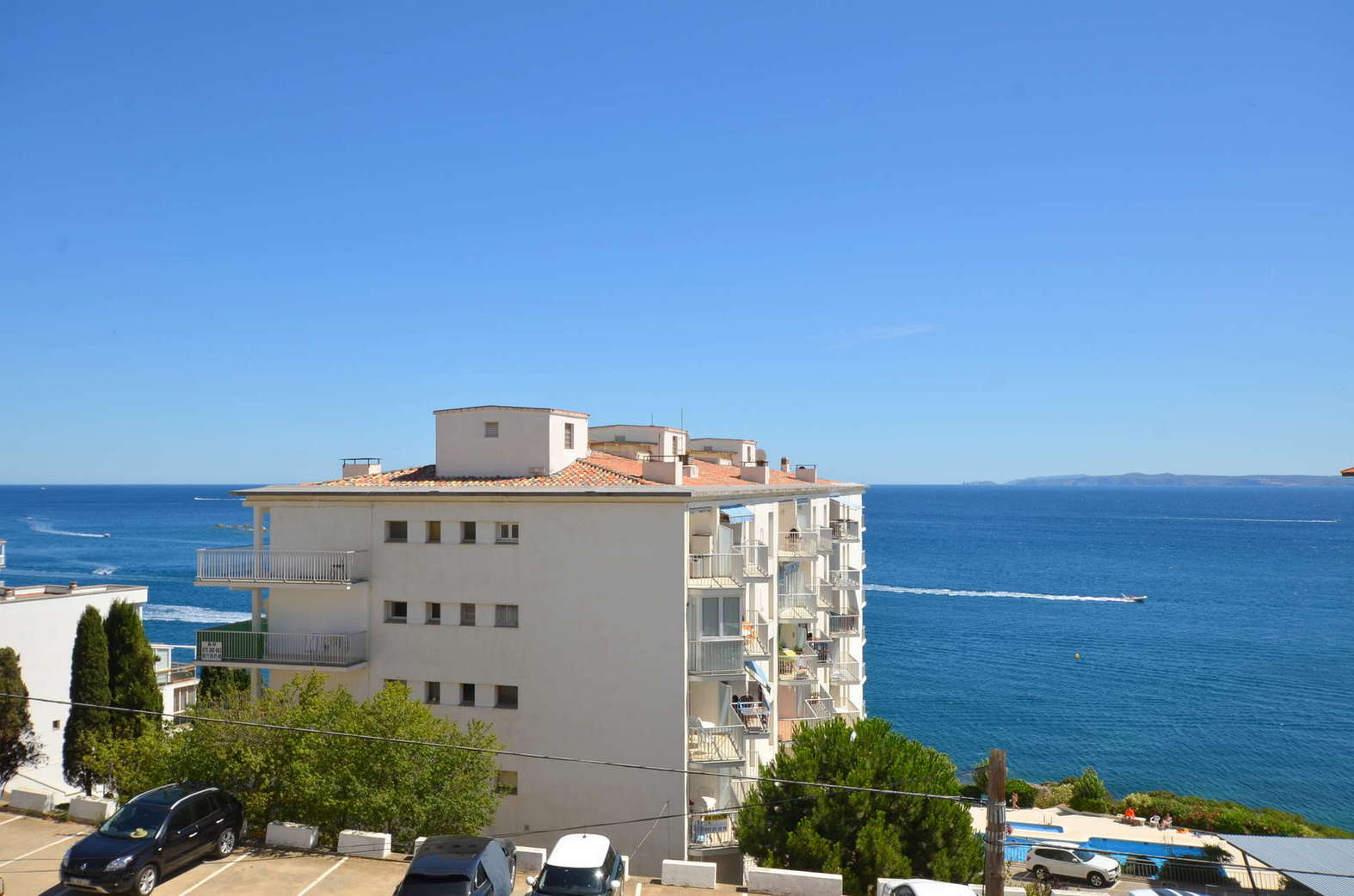 Hermoso apartamento con vista al mar y piscina en venta en Rosas
