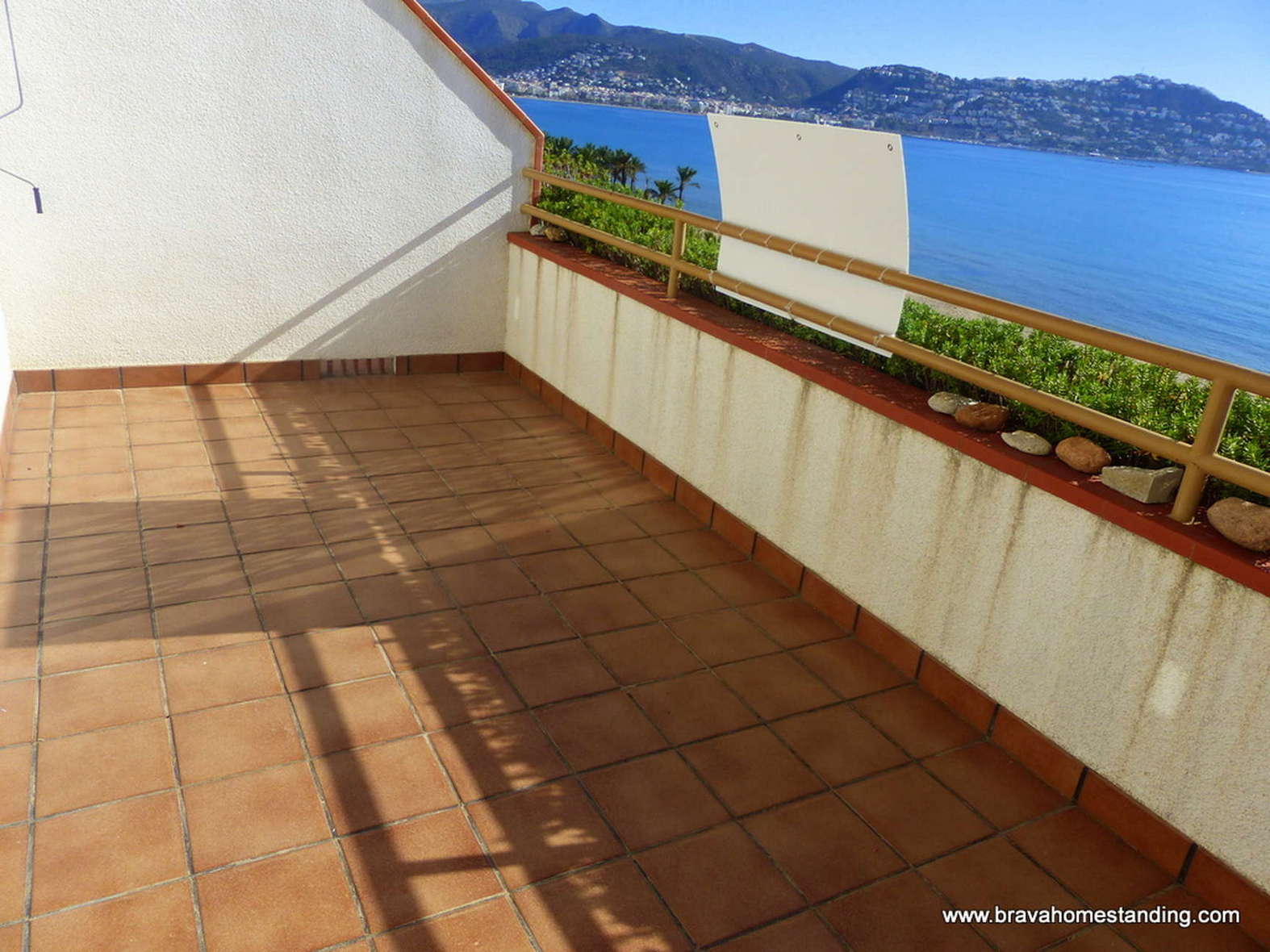 STUDIO WITH BEAUTIFUL SEA VIEW FOR SALE IN ROSAS