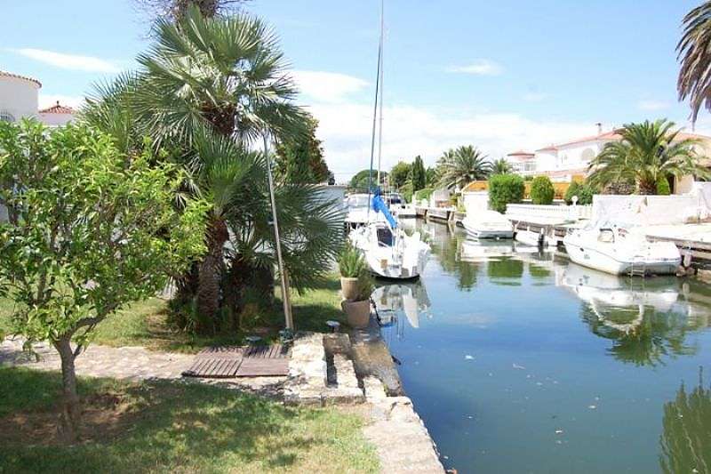 Bonic villa al canal, a prop del mar en venda a Empuribrava