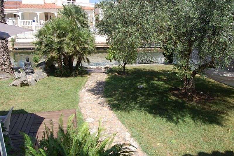 Nice villa with mooring, close to the sea for sale in Empuriabrava