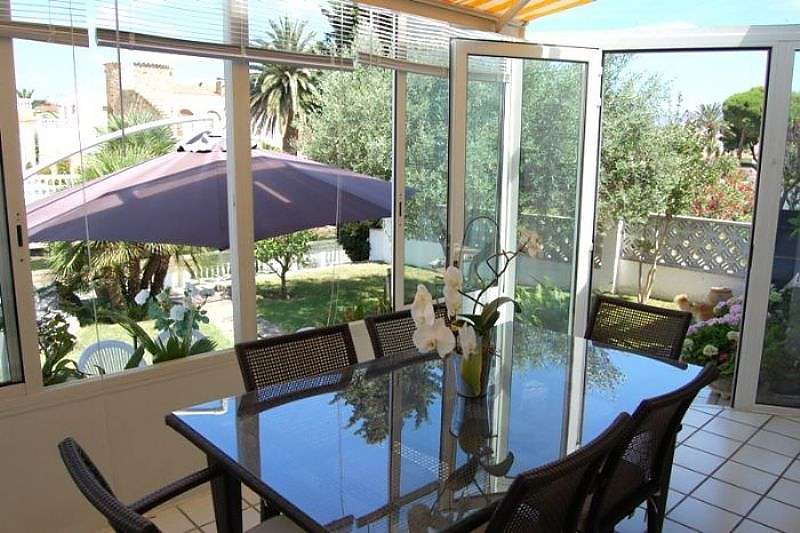 Nice villa with mooring, close to the sea for sale in Empuriabrava
