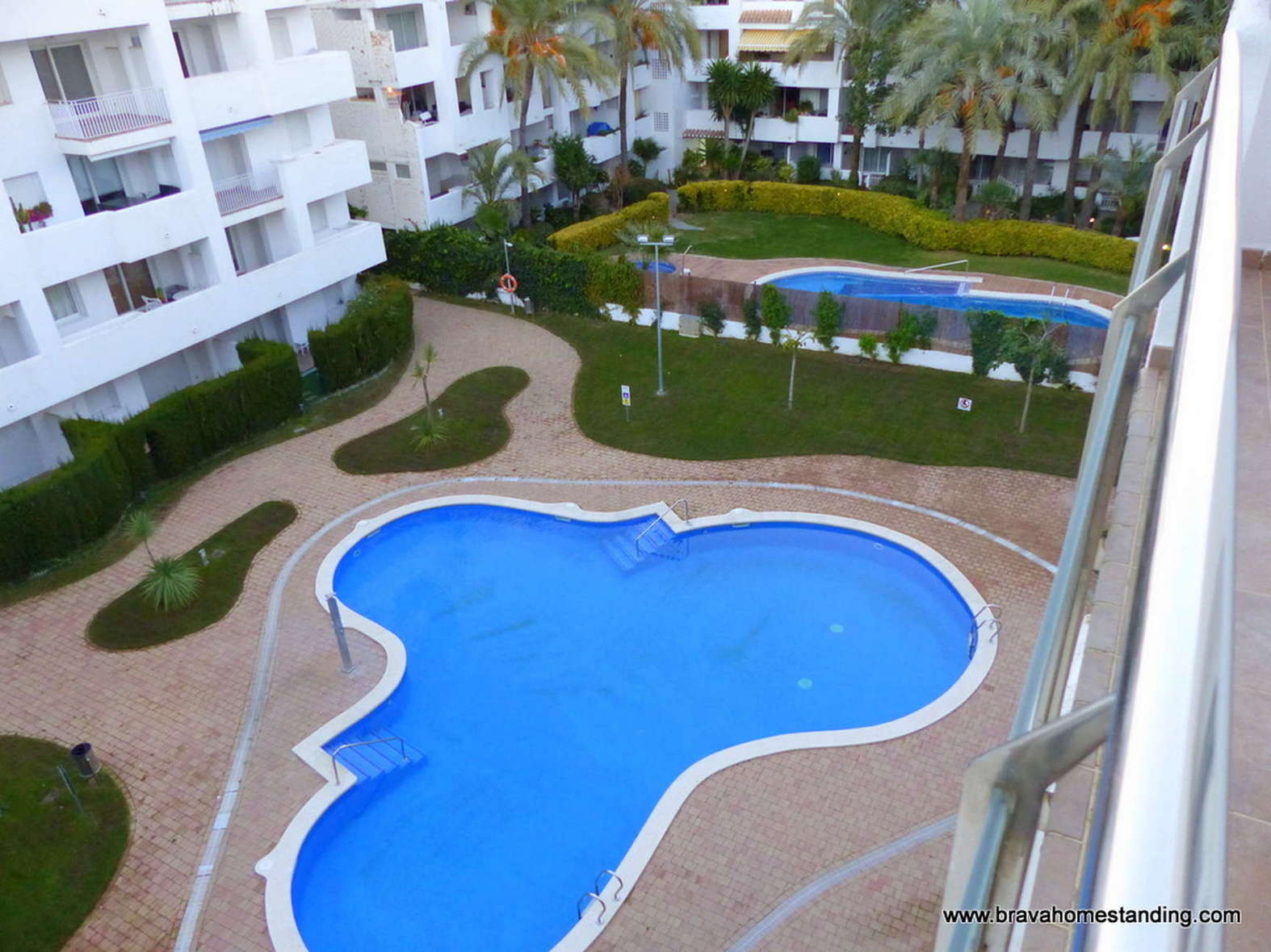 Penthouse with swimming pool and views over the mountains for sale in Rosas Santa