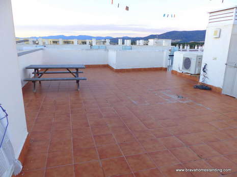 Atico avec piscine et vue sur les montagne et la mer à vendre à Rosas Santa Margarita