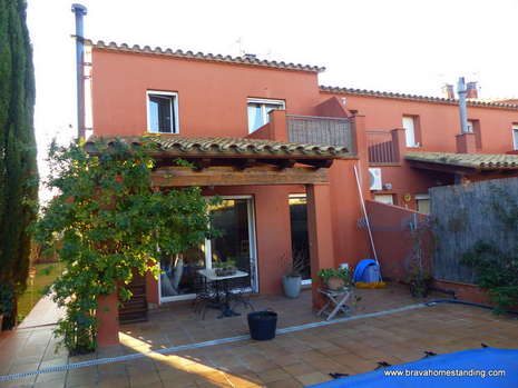 Modern house with garage and swimming pool for sale in Empuriabrava