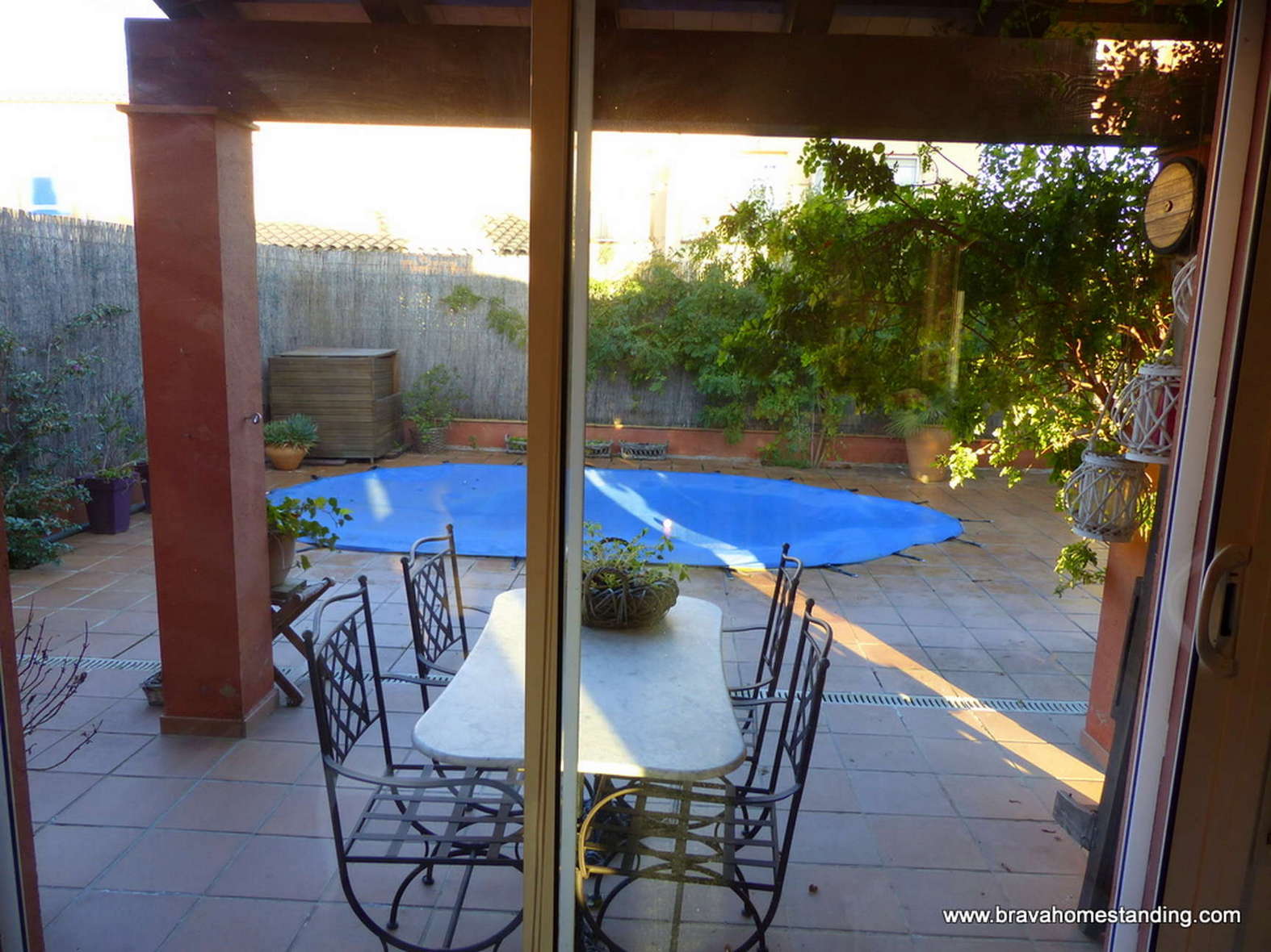 Modern house with garage and swimming pool for sale in Empuriabrava