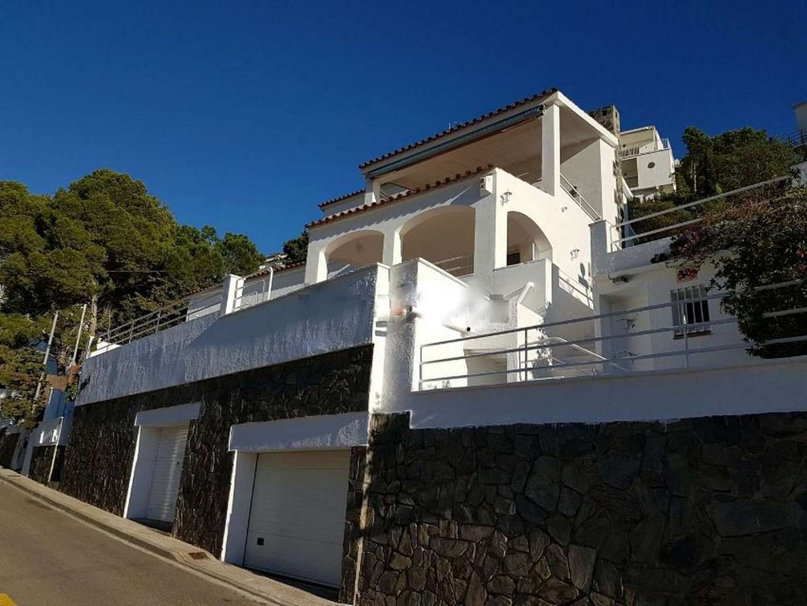 Superbe villa avec vue mer à 100m de la plage de Canyelles Rosas à vendre