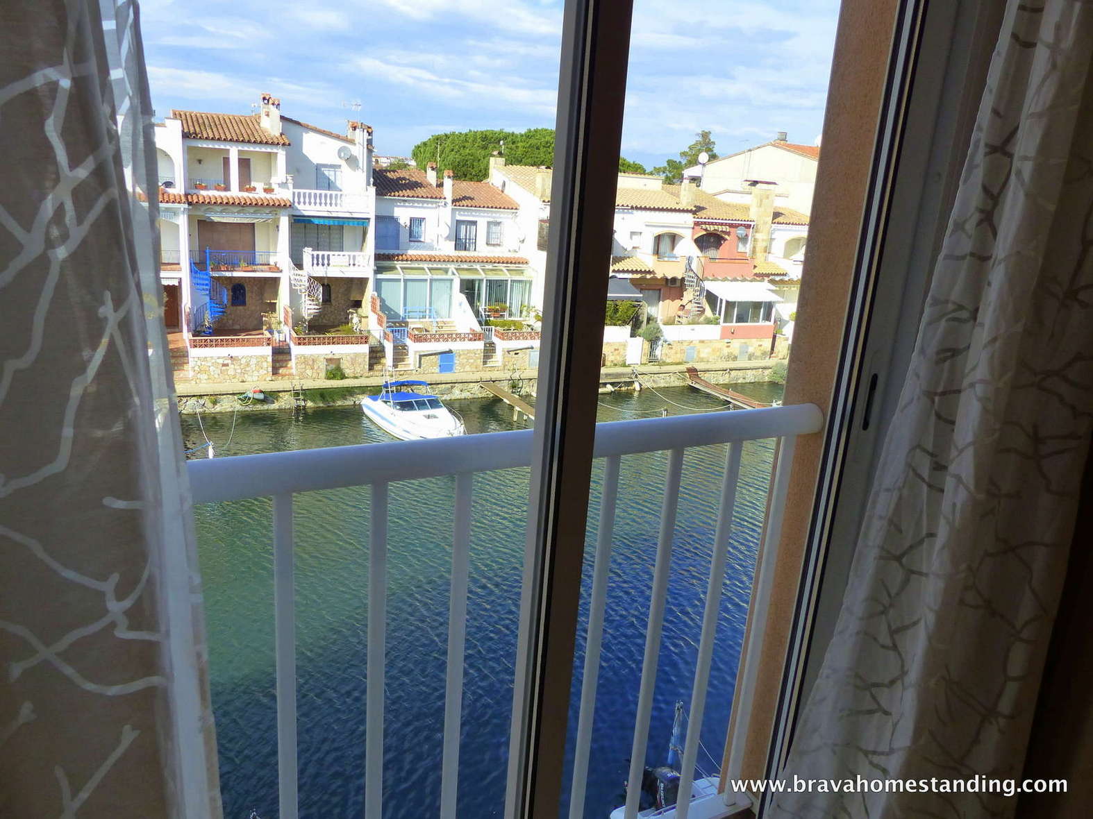 Beautiful apartment with solarium and canal view for sale in Empuriabrava
