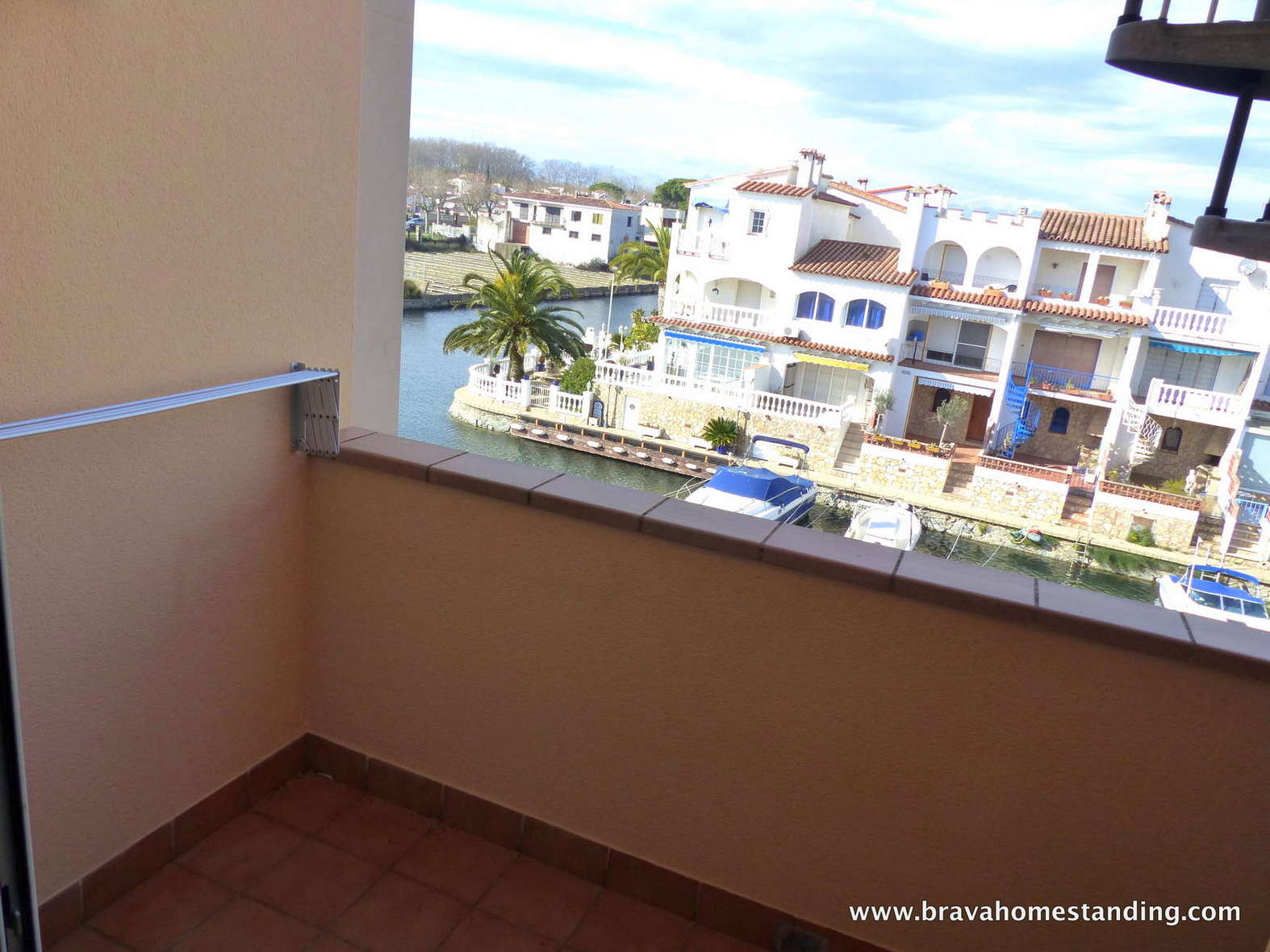 Bonito apartamento con solarium y vistas al canal en venta en Empuriabrava