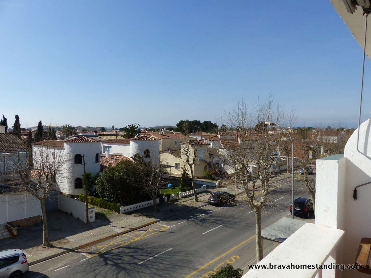 Beautiful apartment with 50sqm terrace for sale in Empuriabrava