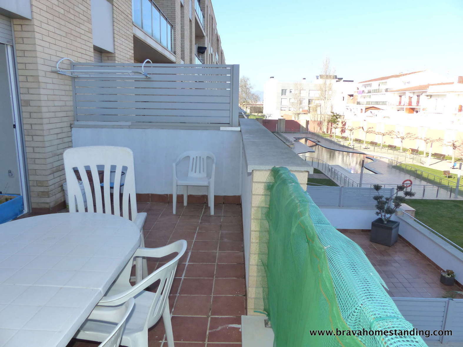 Modern apartment with swimming pool for sale in Empuriabrava