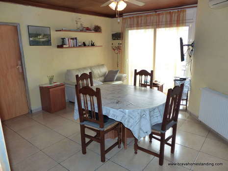Apartamento de 3 dormitorios a 50m de la playa en venta en Rosas