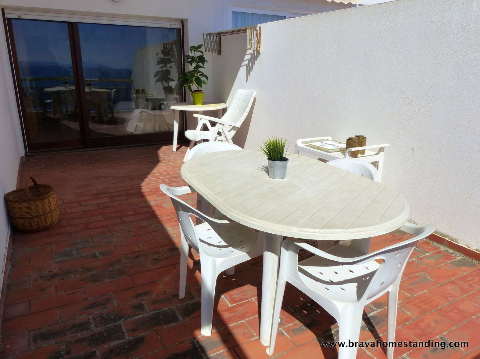 Apartment with sea view and private parking for sale in Roses - Far