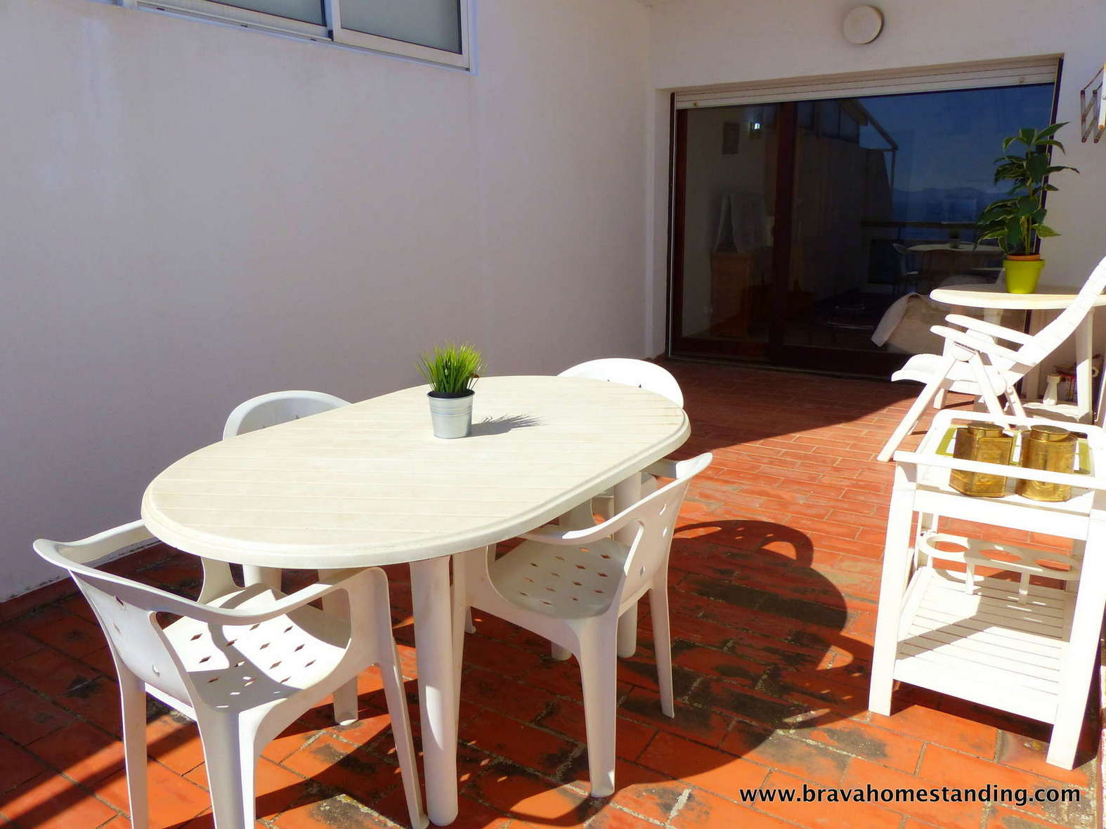Apartment with sea view and private parking for sale in Roses - Far