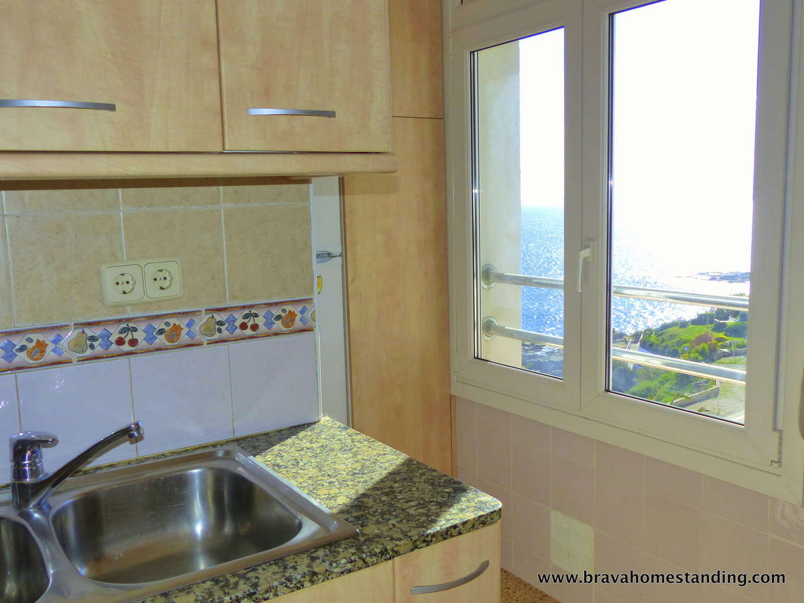Precioso apartamento en primera línea de mar en venta en Rosas
