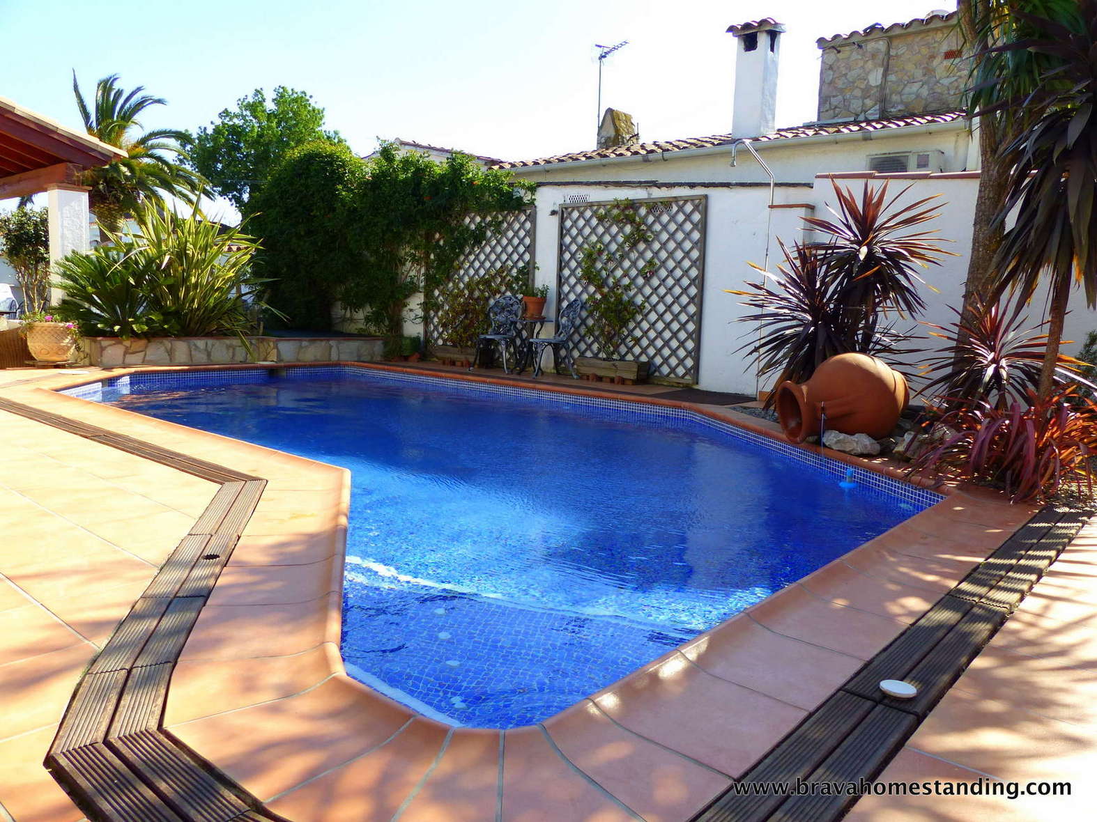 Beauttiful villa with swimming pool for sale in Empuriabrava
